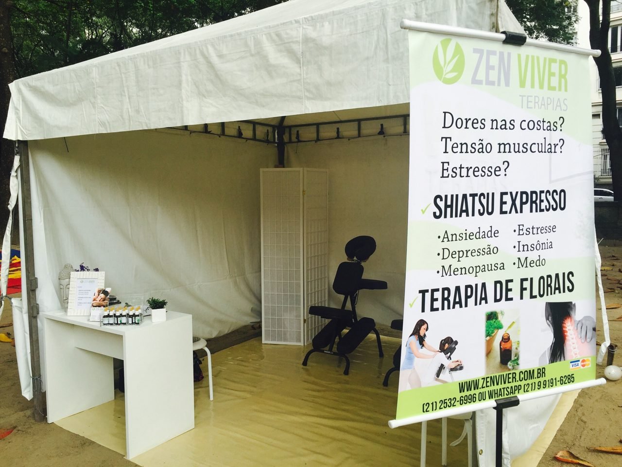 Visitantes sendo atendidos no estande de quick massage da Zen Viver em feira, no Rio de Janeiro Visitantes sendo atendidos no estande de quick massage da Zen Viver em feira, no Rio de Janeiro — ativação de bem-estar para feiras e estandes.