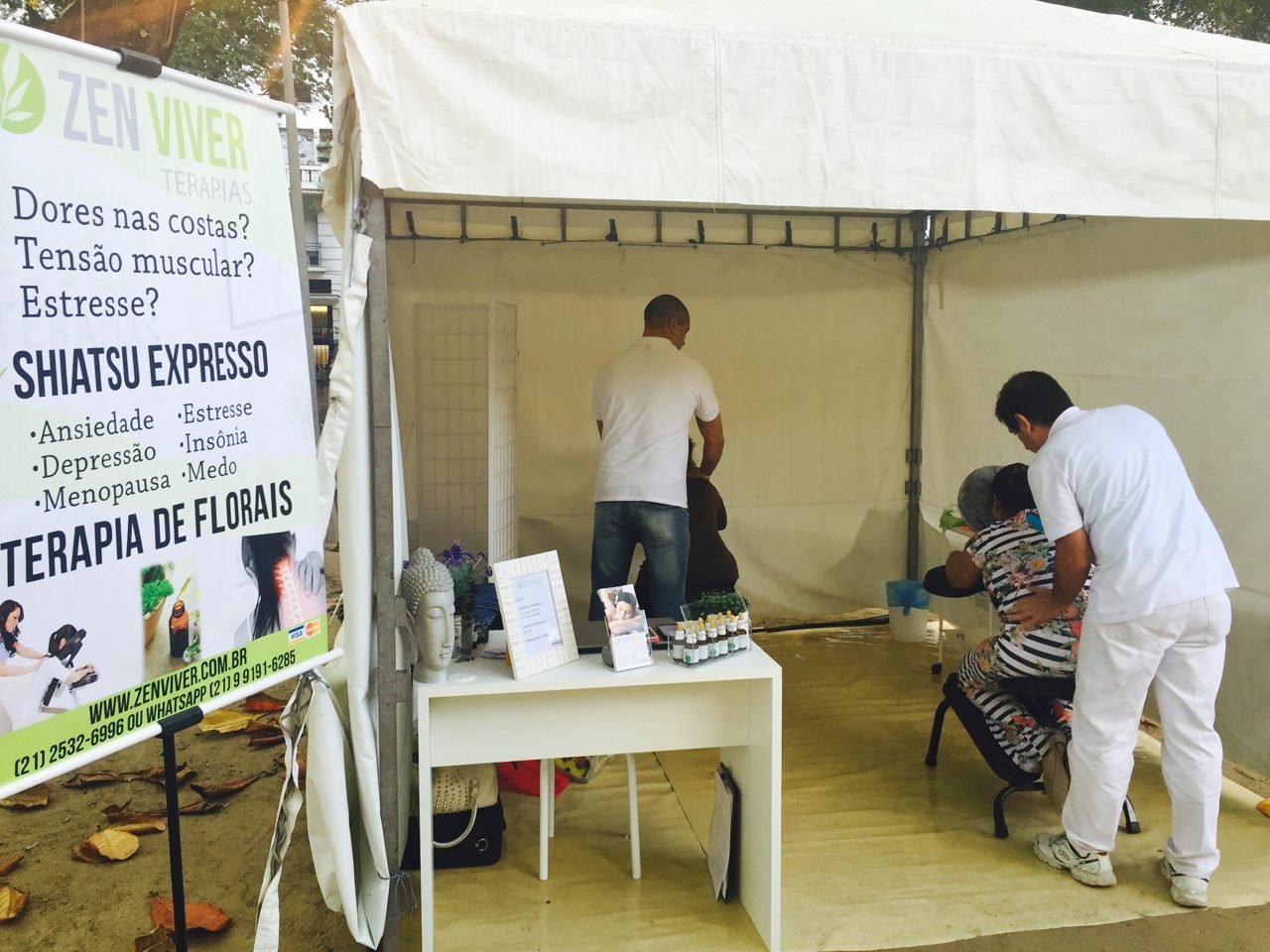 Visitantes sendo atendidos no estande de quick massage da Zen Viver em feira, no Rio de Janeiro — ativação de bem-estar para feiras e estandes.