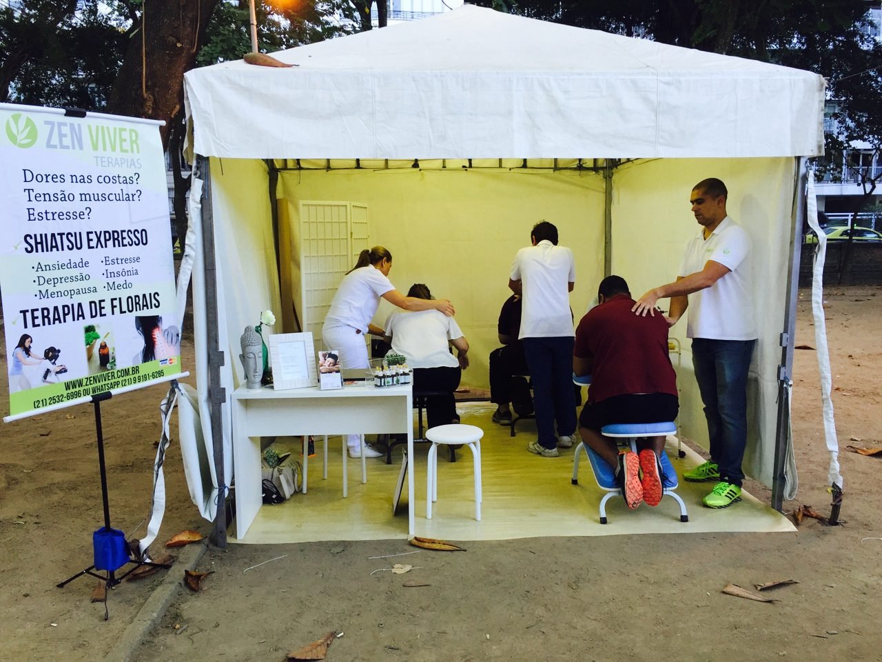 Visitantes sendo atendidos no estande de quick massage da Zen Viver em feira, no Rio de Janeiro Visitantes sendo atendidos no estande de quick massage da Zen Viver em feira, no Rio de Janeiro — ativação de bem-estar para feiras e estandes.