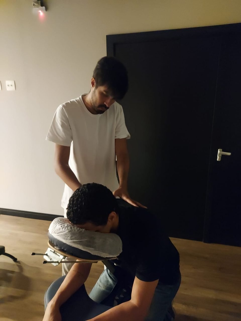 Equipe Zen Viver em atendimento premium de bem-estar em hotel/resort, no Rio de Janeiro — quick massage e spa corporativo para hotéis e resorts.