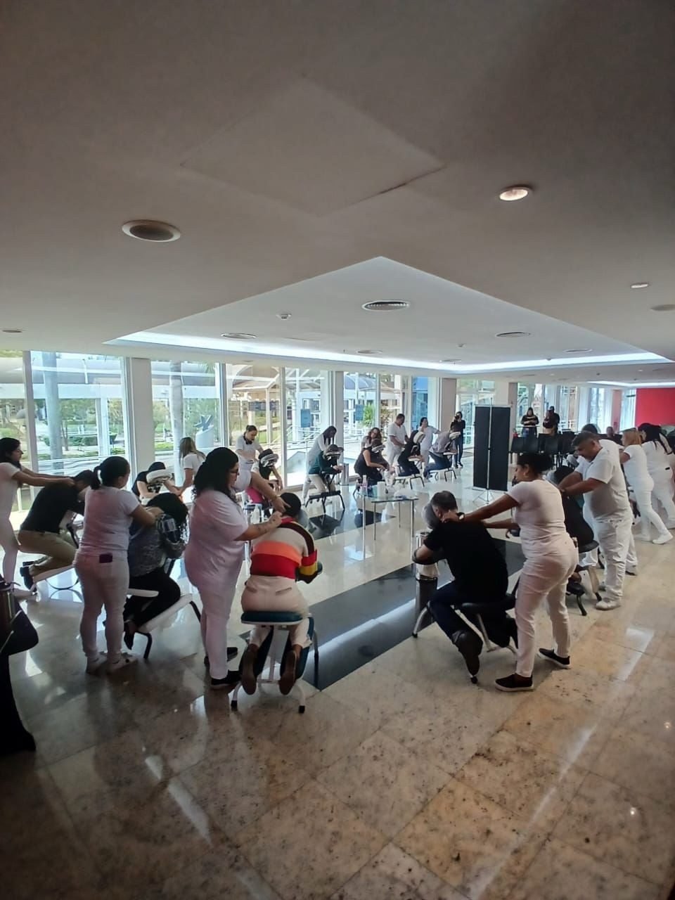 Equipe Zen Viver em atendimento premium de bem-estar em hotel/resort, no Rio de Janeiro — quick massage e spa corporativo para hotéis e resorts.