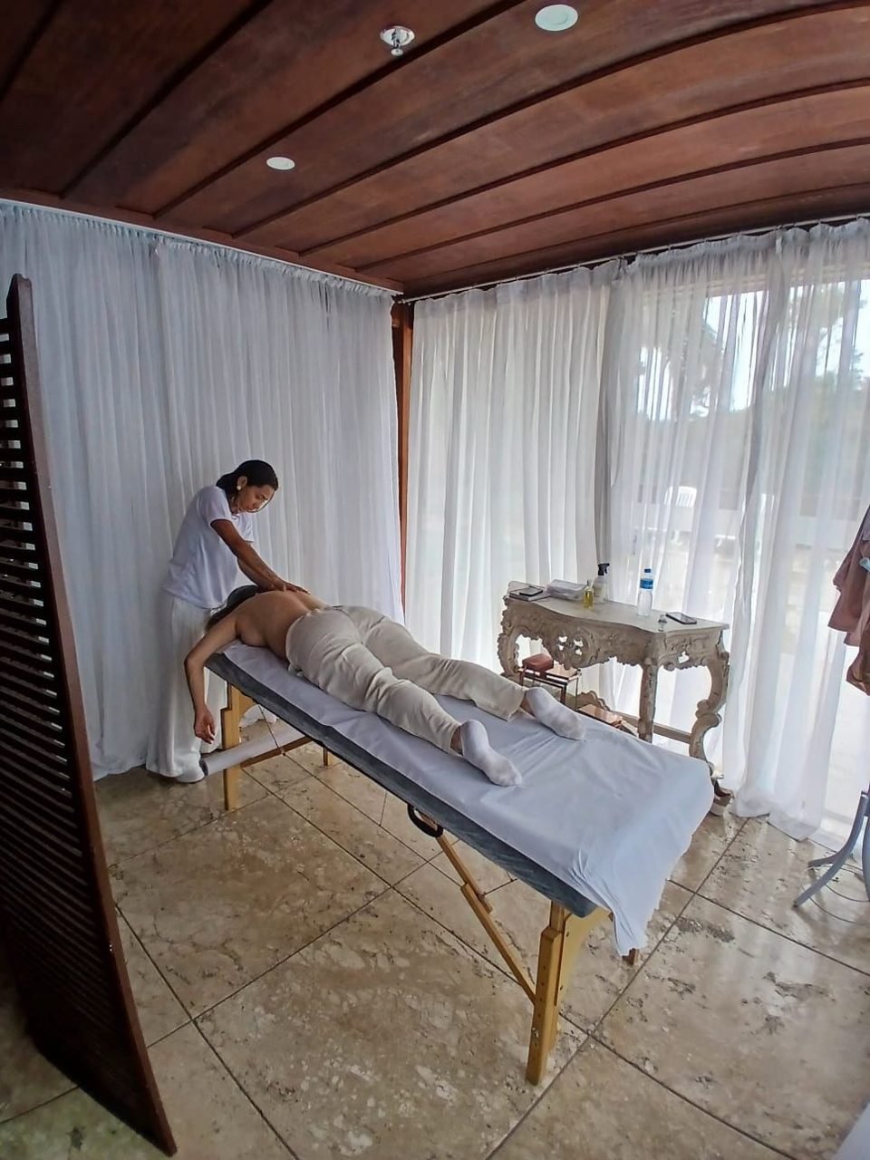 Equipe Zen Viver em atendimento premium de bem-estar em hotel/resort, no Rio de Janeiro — quick massage e spa corporativo para hotéis e resorts.
